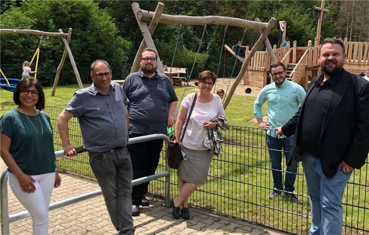die SPD-Ratsfraktion und die Beigeordnete Zeynep Begen (links) und Bürgermeister Chirstoph Mohr (rechts) an dem neuen Spielplatz in Stromberg. Foto: privat