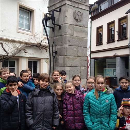 die Schülerinnen und Schüler auf der Stadtführung durch Unkel. privat