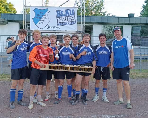 die Turniergewinner Ballverlust 09 und 1. Vorsitzender Marco Rieder. Foto: privat