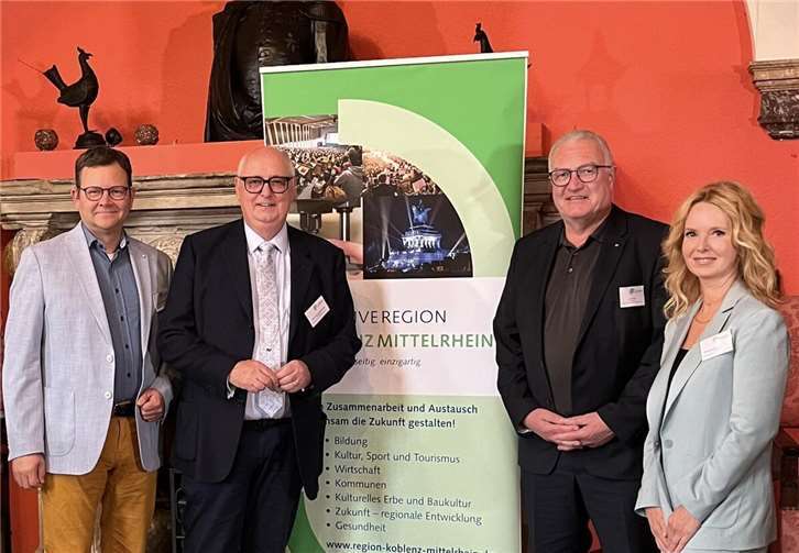 die Vorstandsmitglieder der Initiative Region Koblenz-Mittelrhein e.V. v.l.n.r.: Prof. Dr. Ralf Haderlein, stellv. Vorsitzender, Hans-Jörg Assenmacher, Vorsitzender, Uwe Hüser, Besitzer und Sandra Hansen-Spurzem, Geschäftsführerin (es fehlen die stellv. Vorsitzenden Michael Becher u. Wolfgang Treis, der Beiratsvorsitzende Thomas Przybylla, der Ehrenvorsitzende Peter Greisler u. Ehrenmitglied Hans-Dieter Gassen). Foto: Jacqueline Hegel, Initiative Region Koblenz-Mittelrhein e.V.
