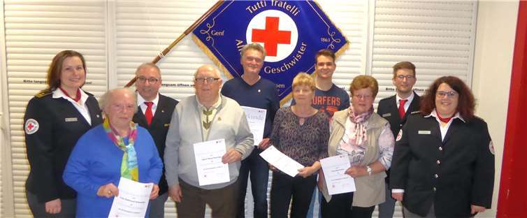 die an diesem Abend für langjährige aktive Rotkreuzzugehörigkeit geehrten Mitgliedern des Ortsvereins. Von links: Landesbereitschaftsleiterin Sandra Raabe-Robe, Edeltraud Schneider, Vorsitzender Klaus Schneider, Heinz Schröder, Herbert Reuter, Christel Bell, Cedrik Adam, Ilse Fuchs, Bereitschaftsleiter Markus Nerger und Bereitschaftsleiterin Christiane Roßmann .Fotos: DRK