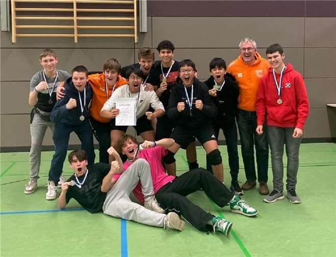 die erste Vallerer U18 Mannschaft mit Tim Vieweg, Ian Hens, Clemens Oehl, Max Zhan, Mick Heinrich, Adam Ben Salah, Christian Zhan, Sean Wang, Trainer Horst Schmidt, Torben Marberg, Jannis Breidert und Mika Wösting(von links hinten bis rechts vorne), Quelle: TV Vallendar