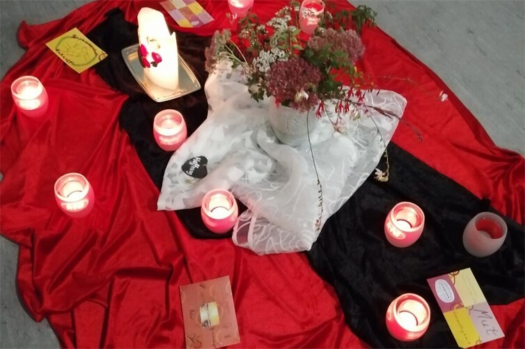die gestaltete Mitte mit kfd- Lichtern