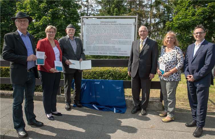 die neue Informationstafel am alten jüdischen Friedhof in Heimerzheim enthüllten (von links) Hermann Menth, Bürgermeisterin Petra Kalkbrenner, Ortsvorsteher Hermann Leuning, Michael Gadow, Vizelandrätin Michaela Balansky sowie Michael Rubinstein vom Landesverband der jüdischen Gemeinden von Nordrhein.