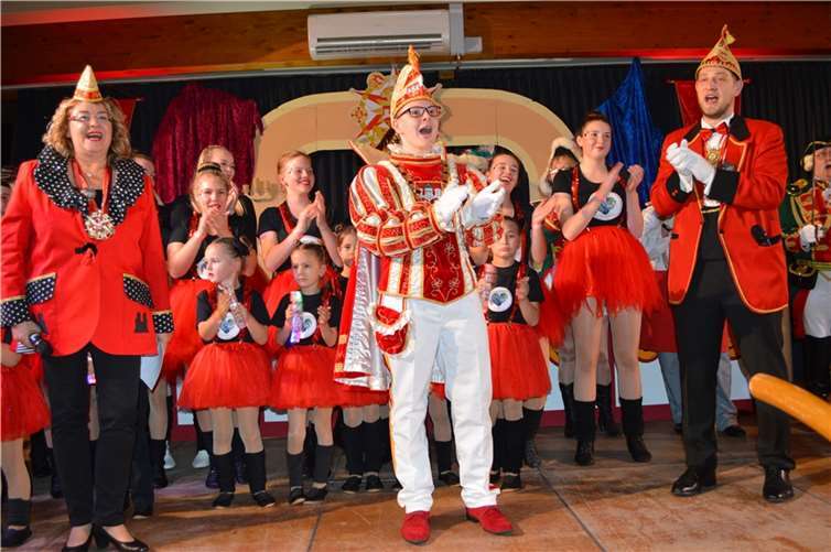 die neuen Sitzungspräsidenten Corinna Schilling und Roman Kötter mit dem neuen Kinderprinzen Leon-Marcel I. Klein.