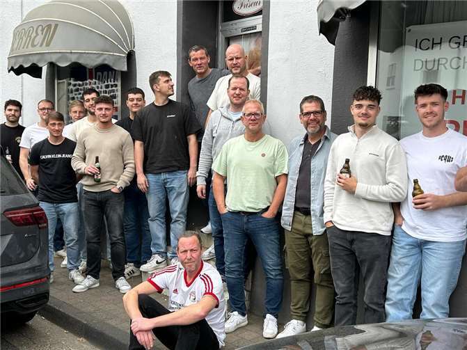e 1. Mannschaft des Handball Mülheim verabschiedet den langjährigen Hallensprecher André Puff. Foto: privat