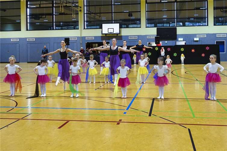 egeisterung in der Sporthalle: Tanzgruppen des TuS-Kaisersesch begeistern Publikum. Foto: Viola Pohl