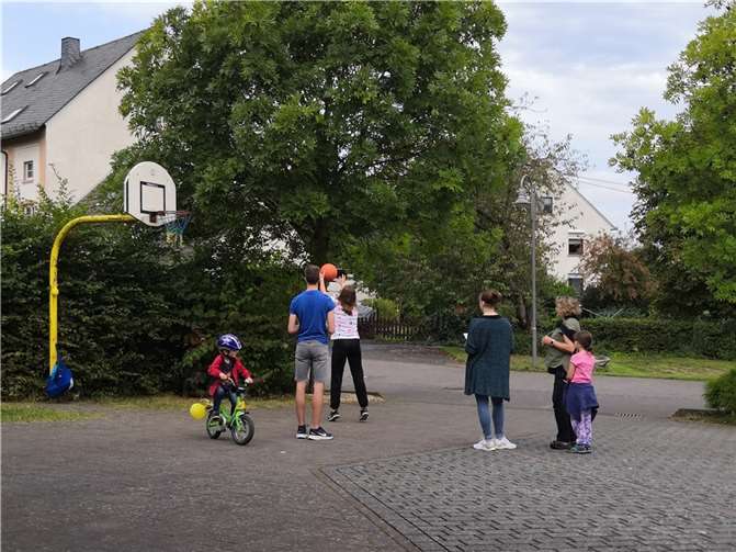 ei gutem Wetter zogen am ganzen Wochenende Freunde und Familien von der Pfauenhalle aus los, um an sieben Stationen ihre sportlichen Fähigkeiten unter Beweis zu stellen.Fotos: privat