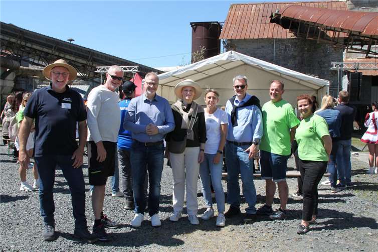 eim offiziellen Rundgang informierten sich über alle Angebote (v.l.n.r.) Dieter Wisser, Erster Vorsitzender des Stöffelvereins und Ortsbürgermeisterin von Enspel, Udo Sturm, Jugendamtsleiter, Harald Orthey, MdB, Gabriele Wieland, Erste Kreisbeigeordnete, Bianka Streller, Jugendpflege VG Westerburg, Markus Hof, Bürgermeister VG Westerburg und Vorsitzender des Zweckverbands Stöffel-Park, Jochen Bücher und Tamara Bürck, beide Kreisjugendpflege.  Fotos: Kreisverwaltung/Nicole Chemnitz