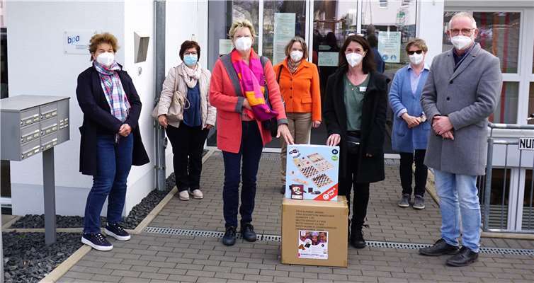 ein speziell für Senioren gefertigtes Bingospiel, eine Spielesammlung und ein Kartenspiel konnten von den Spenden angeschafft werden.Quelle: CDU-Frauenunion Swisttal