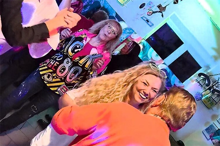 Vereinigung Heddesdorfer Bürger feiert erfolgreiche 80er-Jahre-Party in Heddesdorf