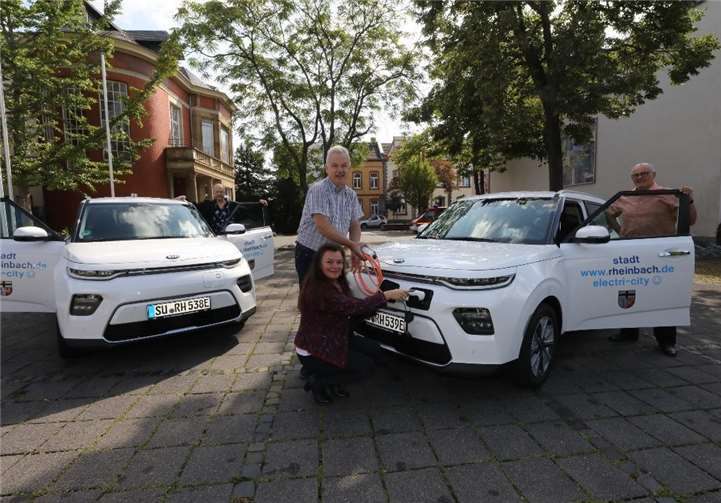 „electri-city“ Rheinbach: Über die neuen Dienstfahrzeuge freuen sich (von rechts) Rheinbachs Pressesprecher Norbert Sauren , Lydia Bauer von innogy Bürgermeister Stefan Raetz und Sachgebietsleiter Helmut EsserFoto: Frank Engel Strebel
