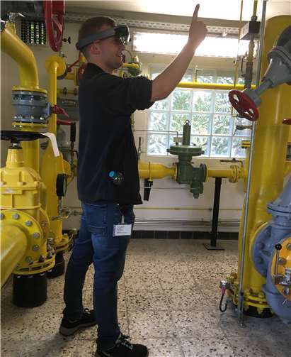 enm-Mitarbeiter Matthias Zimmermann testet die Einsatzmöglichkeiten für AR-Brillen bei der Wartung einer Gasdruckregelmessanlage.  evm-Gruppe