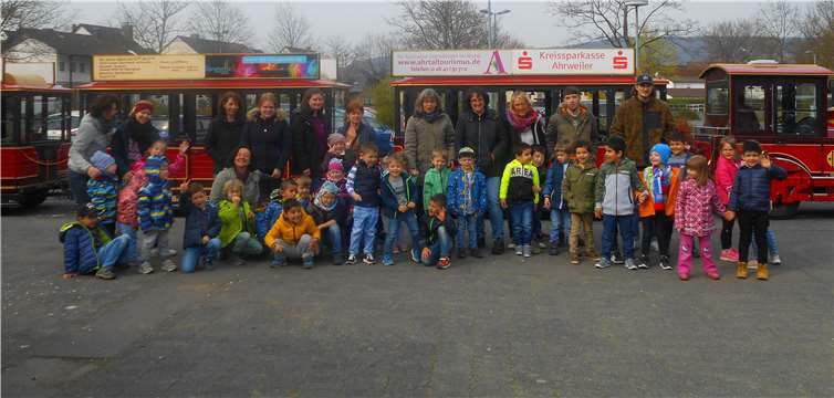 er Ahrtalexpress in Bad Neuenahr-Ahrweiler ist eine touristische Attraktion und auch für die Jungen und Mädchen der integrativen Kindertagesstätte St. Hildegard mit ihren Erzieherinnen und Erzieher ein Erlebnis.Foto: privat