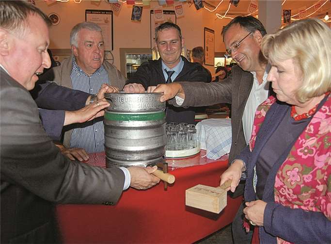 er Augenblick des Fassanstichs durch Gabriele Hermann-Lersch, assistiert von Landrat Dr. Jürgen Pföhler und Verbandsbürgermeister Bern Weidenbach. . FA