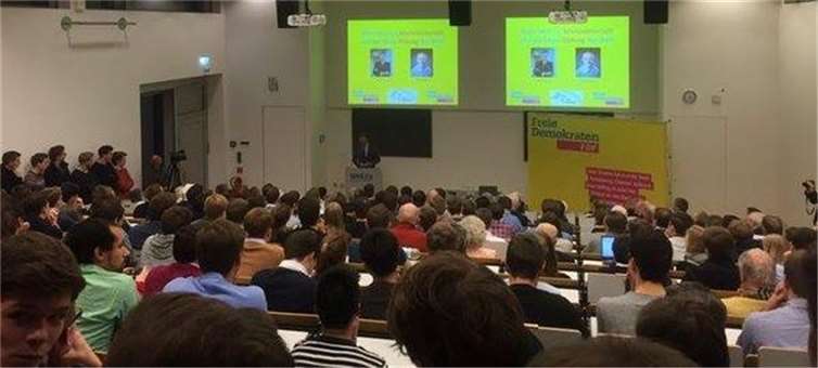 er größte Hörsaal der WHU war mit über 250 Studenten und Bürgern komplett gefüllt privat