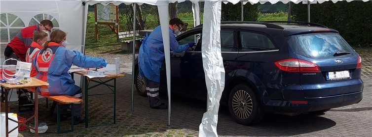 ereits zum dritten Mal haben die aktiven Helferinnen und Helfer des DRK Ortsverein Wehr an der Römerhalle in Wehr die Corona-Teststation als Drive-In und Walk-In aufgebaut.Fotos: DRK Wehr