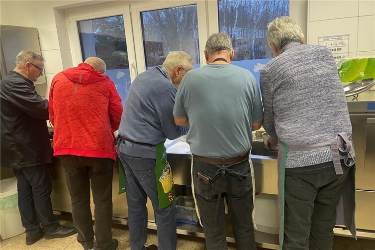 es wird geschnippelt und gerührt