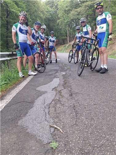 esondere Gefahren sehen die Equipe-Radler aktuell auf der K 20 von Holzappel/Horhausen runter ins Gelbachtal nach Gackenbach-Dies: dort ist talwärts auf einem Abschnitt von etwa 100 m die Fahrbahn nicht mehr ohne großes Risiko bei Gegenverkehr mit dem Fahrrad nutzbar.  Foto: Uli Schmidt, Equipe