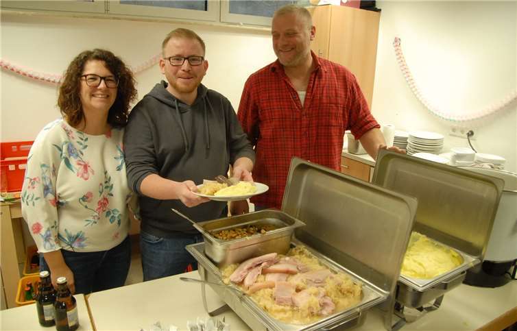 evin Späth (Mitte) freut sich als neuer Vorsitzender des Heimat- und Verschönerungsvereins über die tatkräftige Unterstützung durch seine Vereinskameradinnen und -kameraden bei allen Veranstaltungen. Fotos: KER