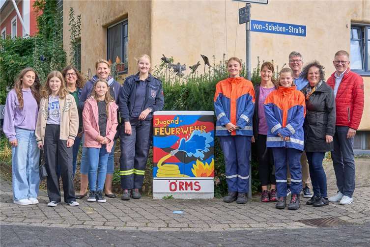evm-Sprecher Marcelo Peerenboom machte sich zusammen mit Bürgermeister Norbert Bahl und Vertreterinnen und Vertretern der Vereine ein Bild von der in Urmitz entstandenen Freiluftgalerie. Insgesamt zwölf Stromkästen wurden hier bemalt.  Foto: evm/Sascha Ditscher