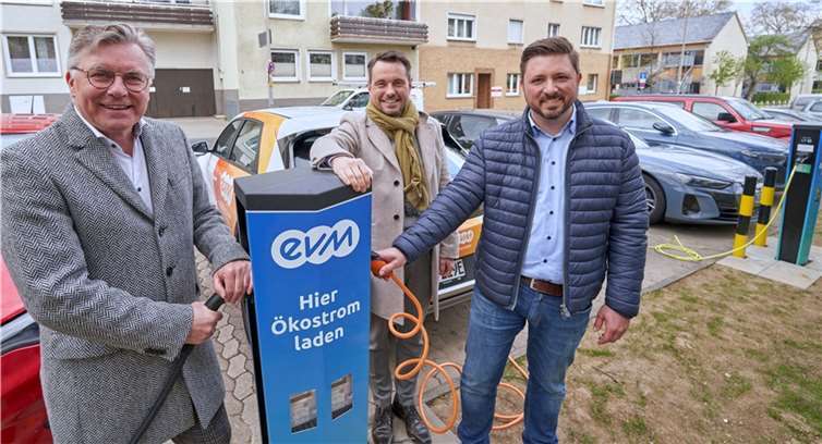 evm-Vertriebsvorstand Bernd Wieczorek, Oberbürgermeister David Langner und Christopher Dold vom Team E-Mobilität der evm eröffneten die neuen Ladesäulen.  Foto: Sascha Ditscher/evm