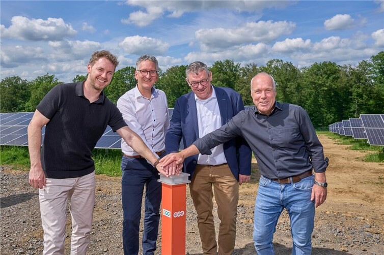 evm-Vorstand Christoph Hesse, Dr. Steffen Weil, Bürgermeister Martin Bendel und  Reinhard Horn von der Firma Enatek eröffnen den dritten Bauabschnitt des Solarparks Görgeshausen. Ein Teil der Finanzierung erfolgt über eine Bürgerbeteiligung. 