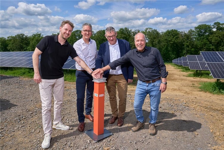 evm-Vorstand Christoph Hesse, Dr. Steffen Weil, Bürgermeister Martin Bendel und Reinhard Horn von der Firma Enatek eröffnen den dritten Bauabschnitt des Solarparks Görgeshausen. Ein Teil der Finanzierung erfolgt über eine Bürgerbeteiligung.