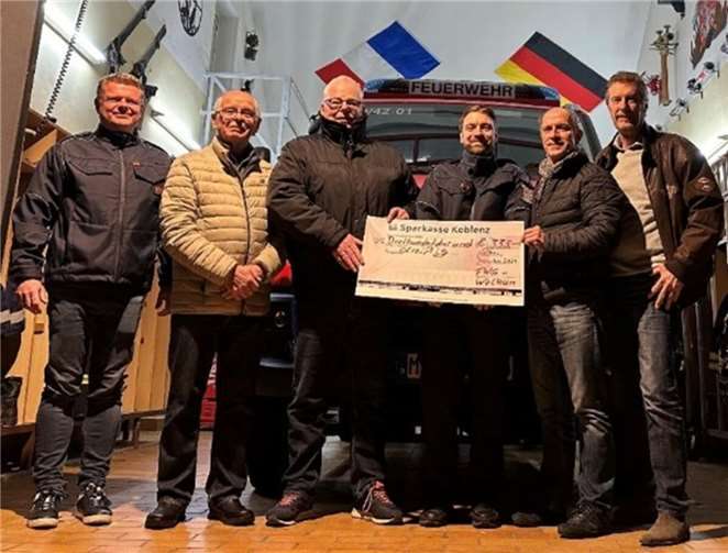 feuerwehr Wolken zu spenden. Die Spendenübergabe fand im Jugendraum und im Feuerwehrgerätehaus Wolken durch ehemaligen Vorstand der FWG Wolken e.V. statt. Fotos: privat