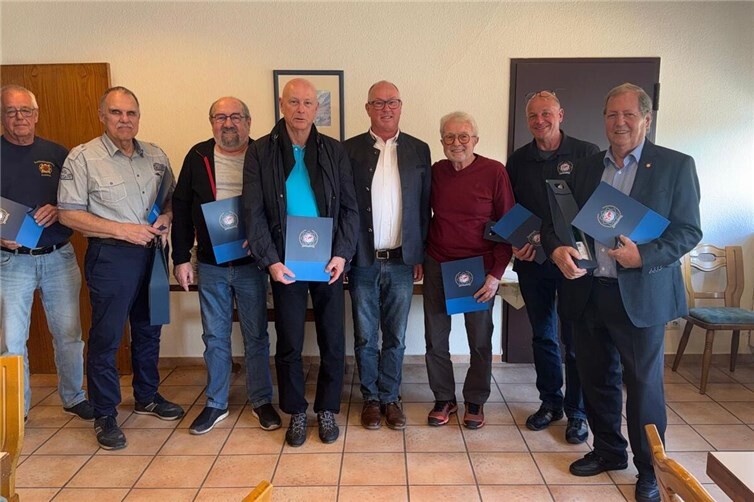 geehrte Mitglieder mit dem Verbindungsstellenleiter