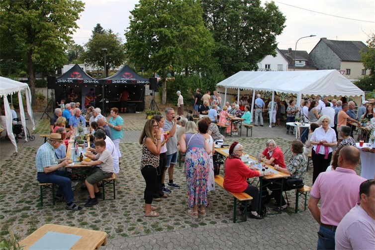 gemütliches Zusammensein auf dem Festplatz