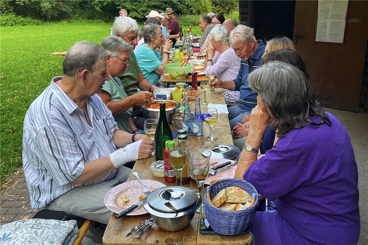gemütliches Zusammensein beim Grillen mit Wein