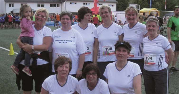 hinten: Monika Heib, Mathilde Laux, Karin Breitbach, Margit Klinkner, Barbara Allard-Reuter, Karin Breijawi, vorne: Renate Scholz, Uschi Nicolay und Margit Rutz.Matthias Klinkner