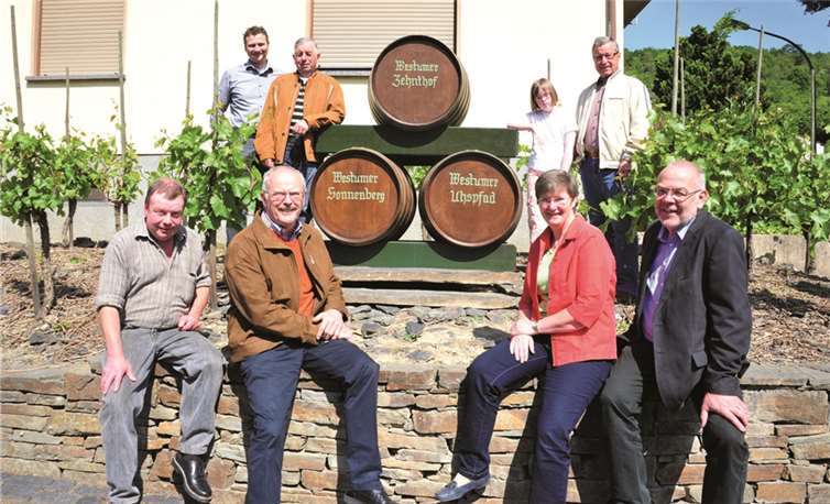 hinten stehend: Alexander Schneider, Klemens Milbradt, der die Fässer bemalt hat, Ruth Schnaus und Ortsvorsteher Bernd Kriechel; sitzend: Klaus Wörderhoff, Ignaz Gemein, Marie-Theres Schnause und Heribert Hillger.RÜ