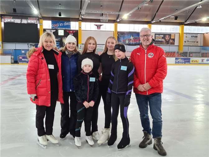(hinten v.l.): Landestrainerin, Christina Noky-Weber, Trainerin Ludmilla Zimmer, Landeskader Sophie Wacker und Karina Razlaw, Präsident des Rheinland-Pfälzischen Eis- und Rollsportverbandes und Leiter des Landesleistungszentrums Diez, Thomas Rücker. Vordere Reihe: Perspektivkader Sofia Marie Lesnikowa und Emma Dlugosch.Foto: privat