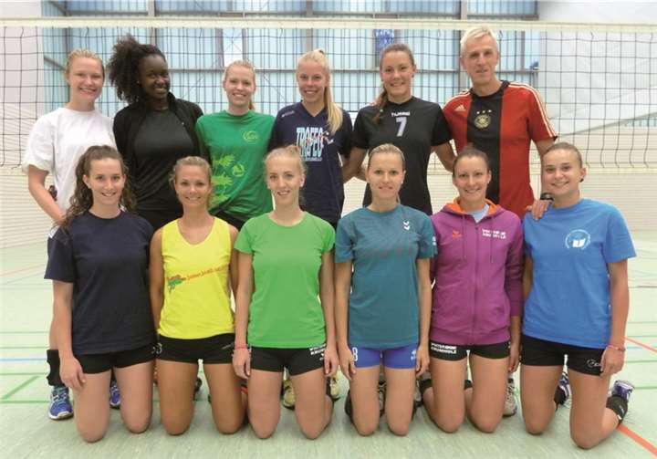 (hinten v.l.) Lea Neumann, Sarah Kamarah, Lena Maasewerd, Lilly Werscheck, Inga Hammes, Trainer Milan Kocian; (vorne v.l.) Lea Schäbitz, Svenja Häger, Jana Schäbitz, Livia Krucowska, Laura Hammes und Diana Mitrengova.privat