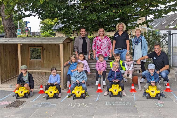 (hinten v.l.) Stefan Senkel (Jugendhilfe der Stadt Meckenheim, Teamleitung Kindertagesbetreuung), Simone Kerz (Leiterin der inklusiven Kindertageseinrichtung Steinbüchel), Carolin Norden (Verkehrssicherheitstrainerin der ADAC Stiftung), Dina Wolter (Erzieherin der inklusiven Kindertageseinrichtung Steinbüchel) und Michael Norden (Verkehrssicherheitstrainer der ADAC Stiftung).  Foto: Stadt Meckenheim