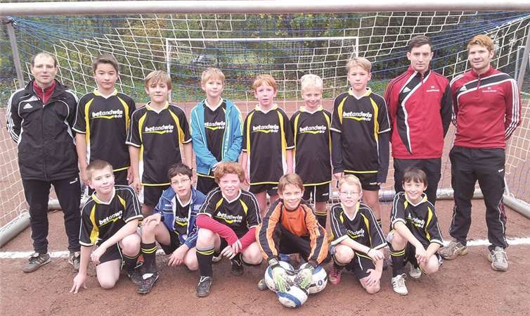 hinten v.l. Trainer Martin Schwank, Tobias Schmidt, Paul Pörsch, Jonas Daum, Tobias Duhr, Peter Fischer, Luca Noll, Trainer Manuel Geis, Trainer Macel Ackermann; vorne v.l. Adam Umarov, Carlos Künster, Nico Baumann, David Obrebski, Leon Schunk, Erwin Frank; es fehlen Leo Neubusch, Leon Gottschild, Salvatore Puccio und Elias Seck.privat