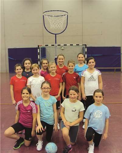 (hinten v.l.n.r.) Anna Haubrich, Lara Alsbach, Finja Lyding, Franziska Sackenheim; (Mitte v.l.n.r.) Lara Sonntag, Soraya Görges, Emilie Wilke, Maria Schmorleiz, Julia Hermes; (vorne v.l.n.r.) Hannah Hommer, Chiara Thielen, Lorena Schmehl, Soey Hertl; es fehlt: Hannah Israel. privat