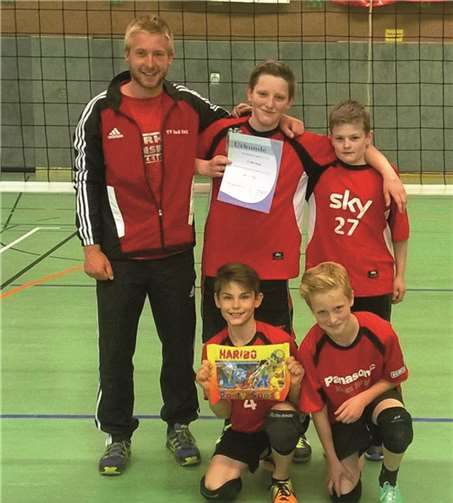 (hinten v.l.n.r.): Trainer Florian Grajewsky, Samuel Gerent, Sebastian Schneider, sowie vorne von links: Yannik Strothmann und Kapitän Paul Knep