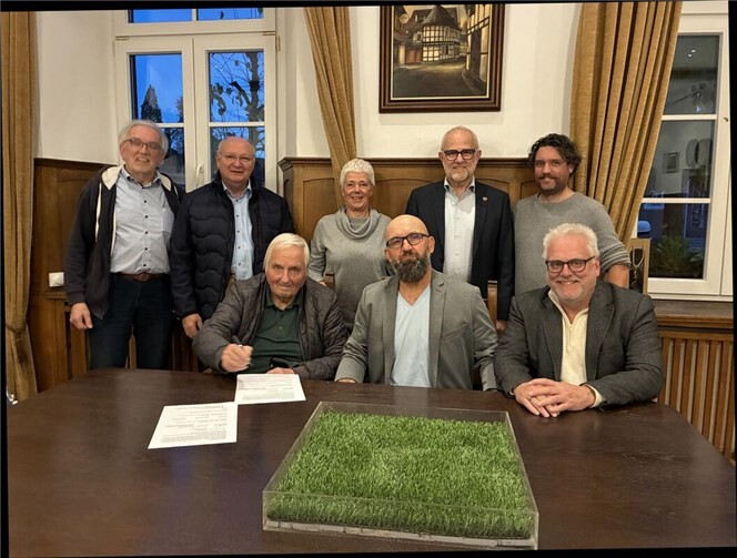 Unkel: Das Ziel ist erreicht, der Kunstrasen kommt!  hinten von links: Bernd Zettelmeyer, Gerald Muß, Hildegard Welsch, Alfons Mußhoff, Daniel Schmitz; vorne von links: Bernd Kruse, Dirk Sterenborg, Ron de Vlieger.Foto: Kulturstadt Unkel/Sabine Conrad