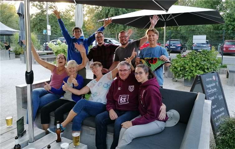 hintere Reihe (v. l. n. r.): Sebastian Schmidt, Timo Höbelt, Roman Smolinski, Mischa Schincke.vordere Reihe (v. l. n. r.): Carina Prior, Birgit Ruetz, Christiane Nittka, Horst und Johanna Schmidt.Es fehlen: Marie Ostermann und Jürgen Bauer. Foto: privat