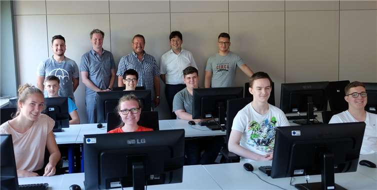 hintere Reihe von links: Devin Klein, Martin Jakobs, Michael Schönberg, Michael Mang und Niklas Eikhoff.Foto: Stadtverwaltung