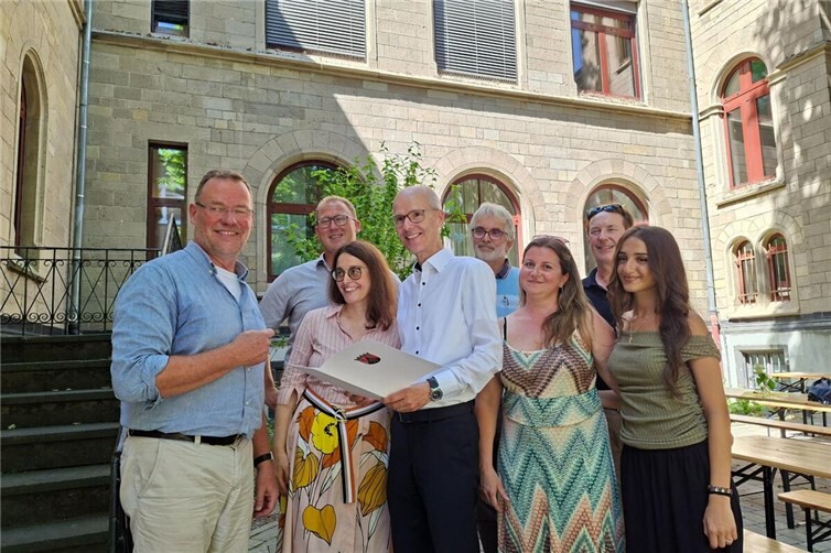 hintere Reihe von links nach rechts: Philipp Rasbach (Erster Kreisbeigeordneter), Helmut Zender (Schulleiter des RWG), Bernhard Geyermann (Schulleiter der IGS);vordere Reihe: Frank Michael Strauss (scheidender Schulleiter des WHG), Dr. Sylvia Weiler (Ständige Vertreterin des Schulleiters), Christian Etzkorn (ADD), Caroline Laufenberg (SEB-Vorsitzende), Elena Sheldija (Schülervertretung)