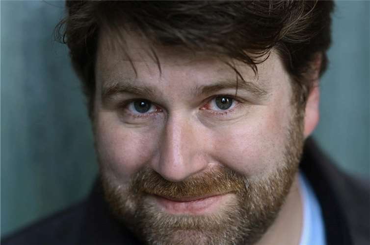 horsten Hamer lädt zum Sofaplausch für seine Podcast-Reihe „Vorhang auf!  Foto: Urban Ruths