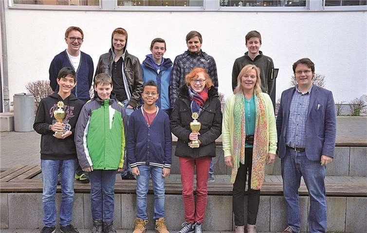 (h.v.l.): Sandro Hartel, Dennis Rommel, Jan-Heinrich Böhm, Yannick Breuer, Claas Imig Reihe; (v.v.l.): Lukas Wappler, Oliver Rommel, Samir Prothmann, Pia Molka, Schulleiterin Lisa Schneider, Thomas Damson (Betreuer der Schach-AG).privat