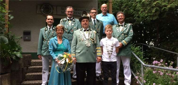 (h.v.li.) Scheibenkönig Christian Häring, Zweiter Brudermeister Hilmar Butz, Schießmeister Nico Bernardy, Ortsvorsteher Gerhard Masberg; (v.v.li.) Schützenkönigin Dorothee Lessnich, König Hermann-Josef Degen, Prinz Tim Langenbahn, Erster Brudermeister Dirk Rabenhofer.Privat