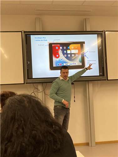iPad-Schulung mit Roland Vogt.  Foto: Sylvia Langen