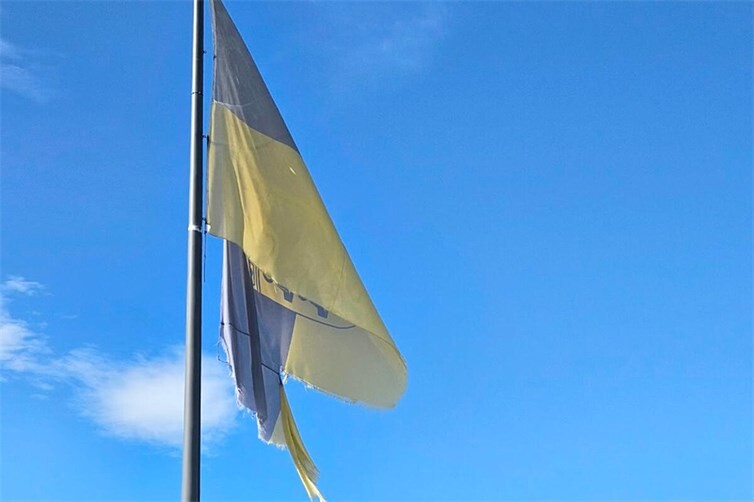 ie Fahnen am Deutschen Eck symbolisieren die deutsche Einheit und erinnern an historische Ereignisse - „historisch“ mutet auch der Zustand mancher Fahnen an. Verblasst und zerrissen geben sie am viel fotografierten Touristenmagneten kein gutes Bild ab. 