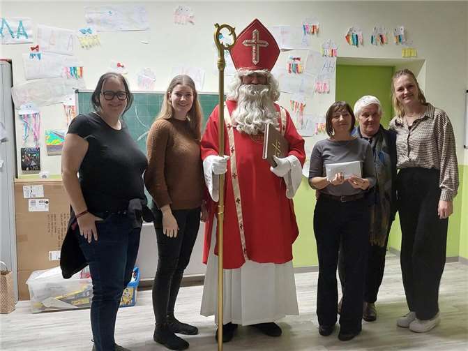 ie Gruppenleiterinnen der Caritas Kindergruppen nahmen dankend den Erlös des Nikolauses entgegen.  Foto: Sarah Krämer